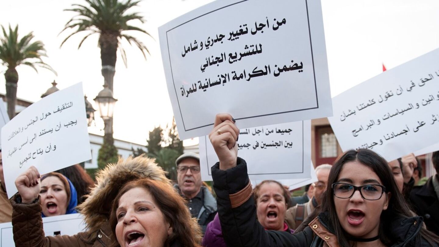 Cientos de mujeres participan en una manifestaci&oacute;n en contra de la violencia de g&eacute;nero con motivo del D&iacute;a Internacional de la Eliminaci&oacute;n de la Violencia contra la Mujer en Rabat