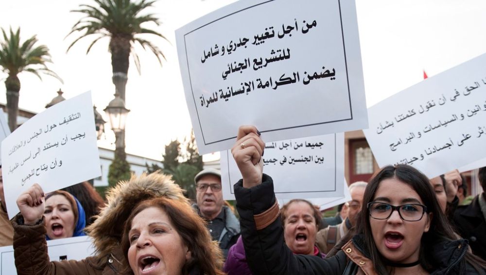 Cientos de mujeres participan en una manifestación en contra de la violencia de género con motivo del Día Internacional de la Eliminación de la Violencia contra la Mujer en Rabat