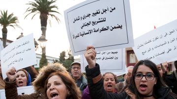 Cientos de mujeres participan en una manifestación en contra de la violencia de género con motivo del Día Internacional de la Eliminación de la Violencia contra la Mujer en Rabat