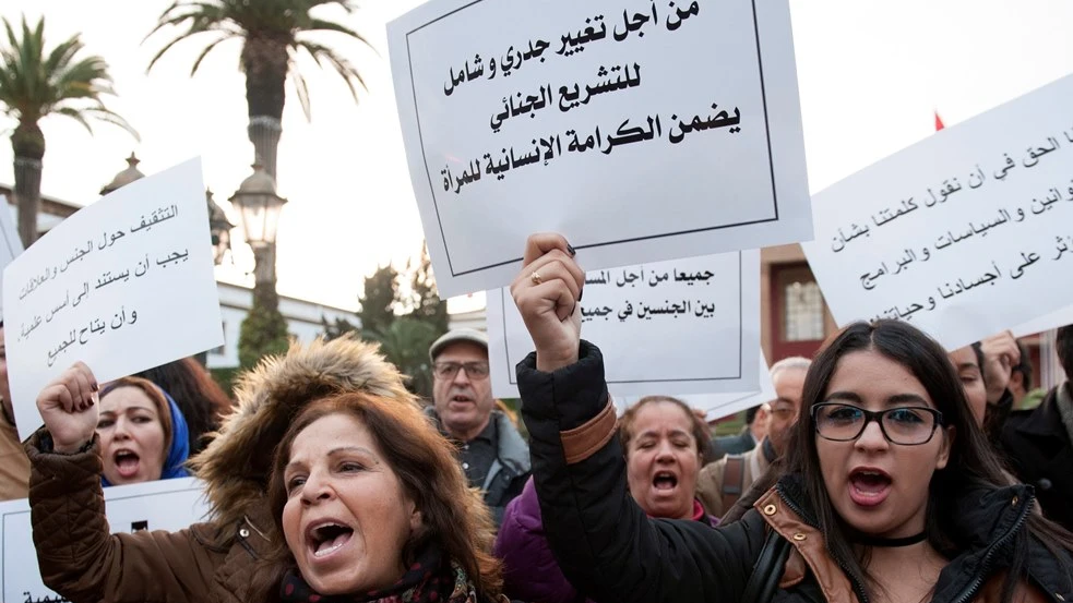 Cientos de mujeres participan en una manifestación en contra de la violencia de género con motivo del Día Internacional de la Eliminación de la Violencia contra la Mujer en Rabat