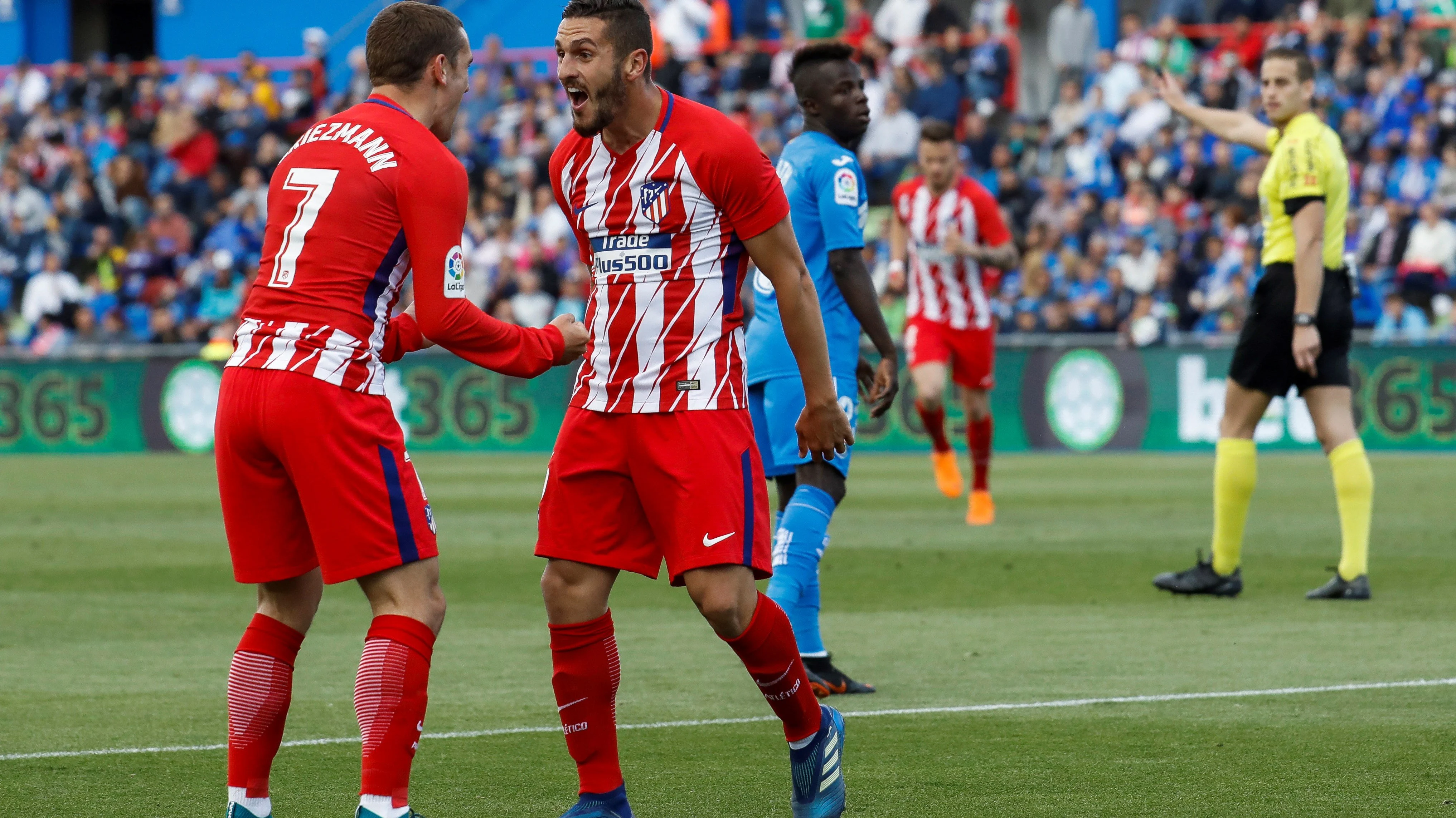 Koke celebrando el gol