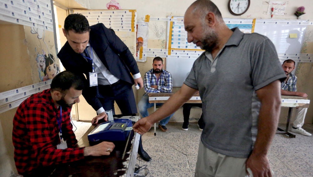 Un iraki votando en las elecciones