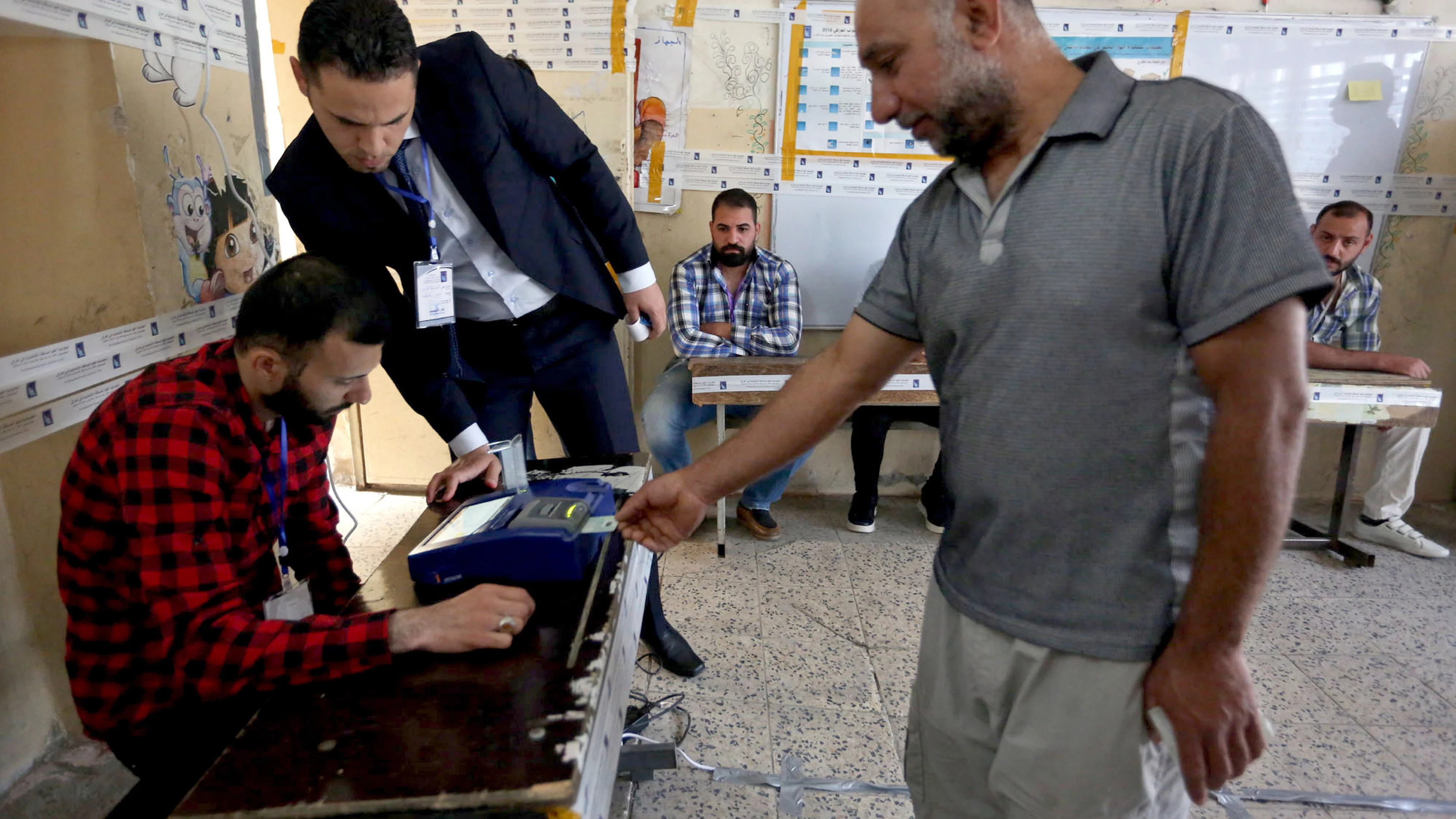 Un iraki votando en las elecciones