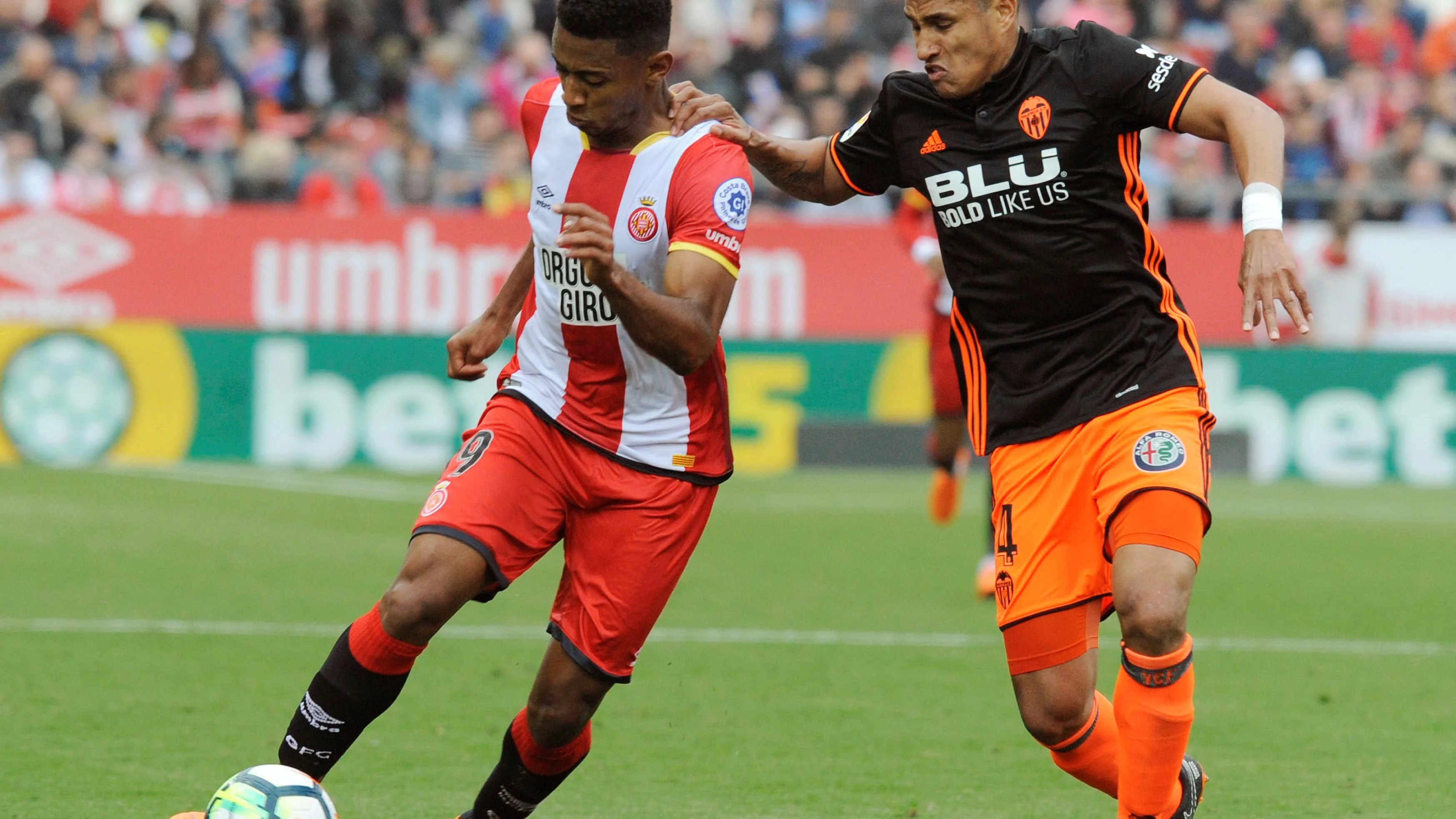 Murillo y Boulaya disputando un balón