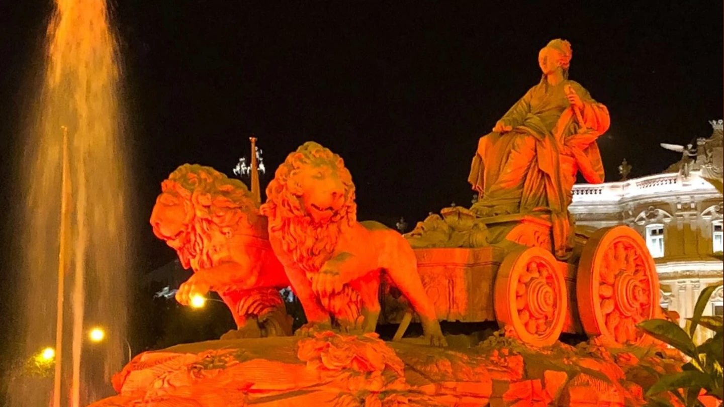 La Cibeles se tiñe de rojo La Cibeles se tiñe de rojo
