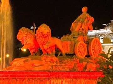 La Cibeles se tiñe de rojo La Cibeles se tiñe de rojo