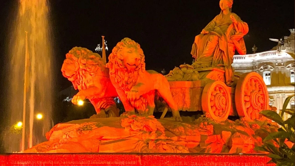 La Cibeles se tiñe de rojo