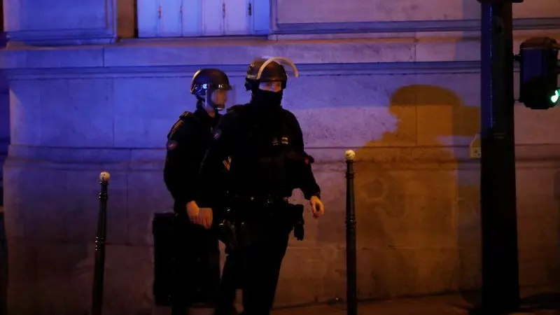 Miembros de la Policía francesa en París 