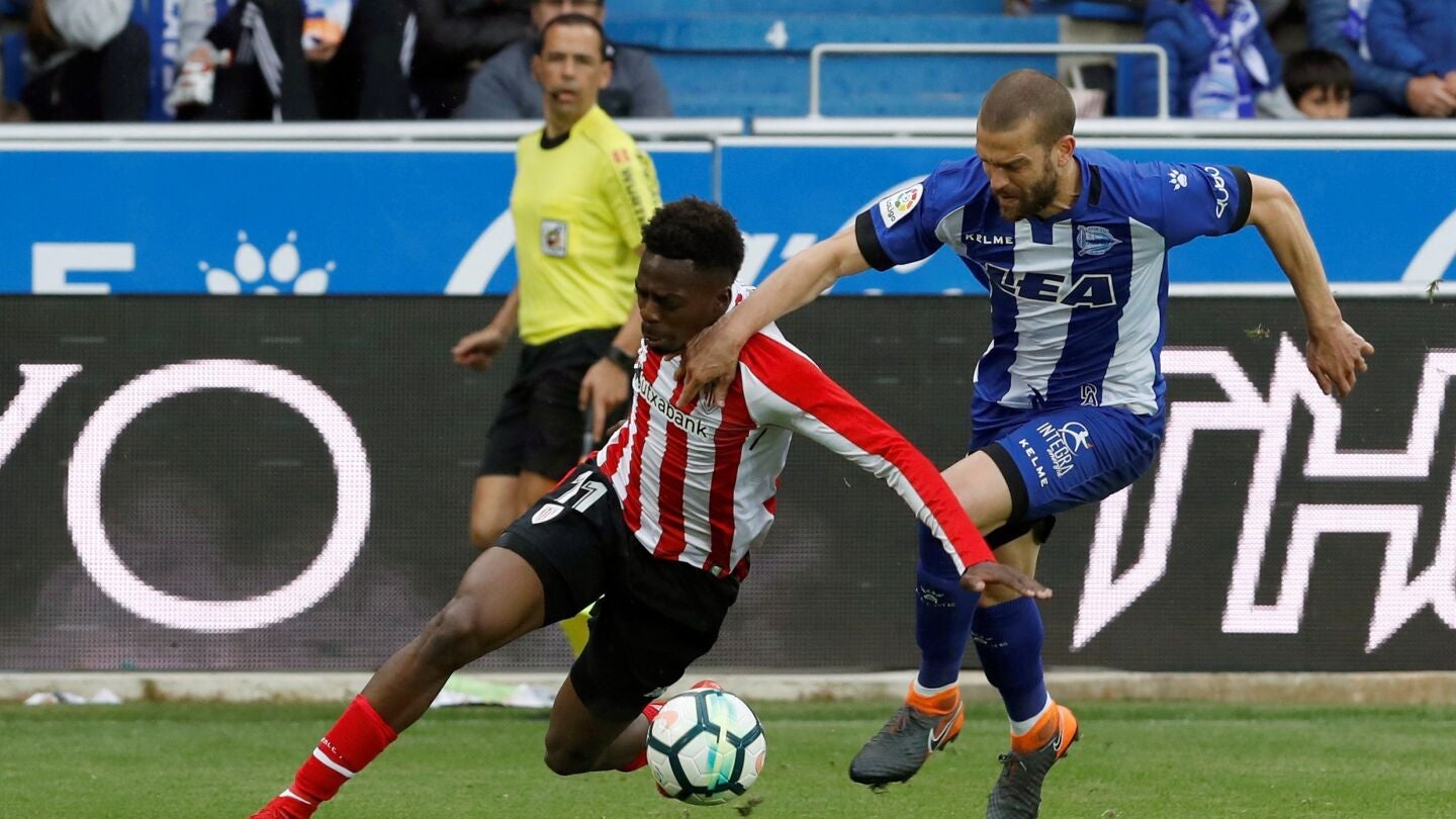 I&ntilde;aki Williams intenta llevarse el bal&oacute;n ante V&iacute;ctor Laguardia
