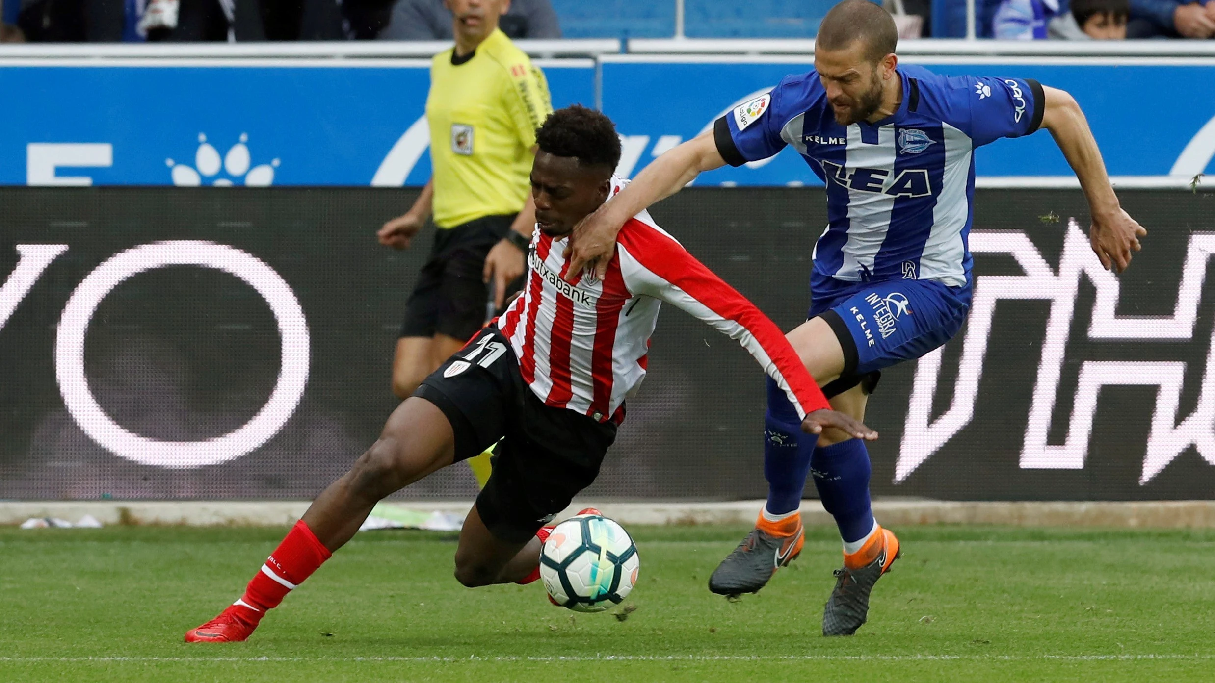 Iñaki Williams intenta llevarse el balón ante Víctor Laguardia