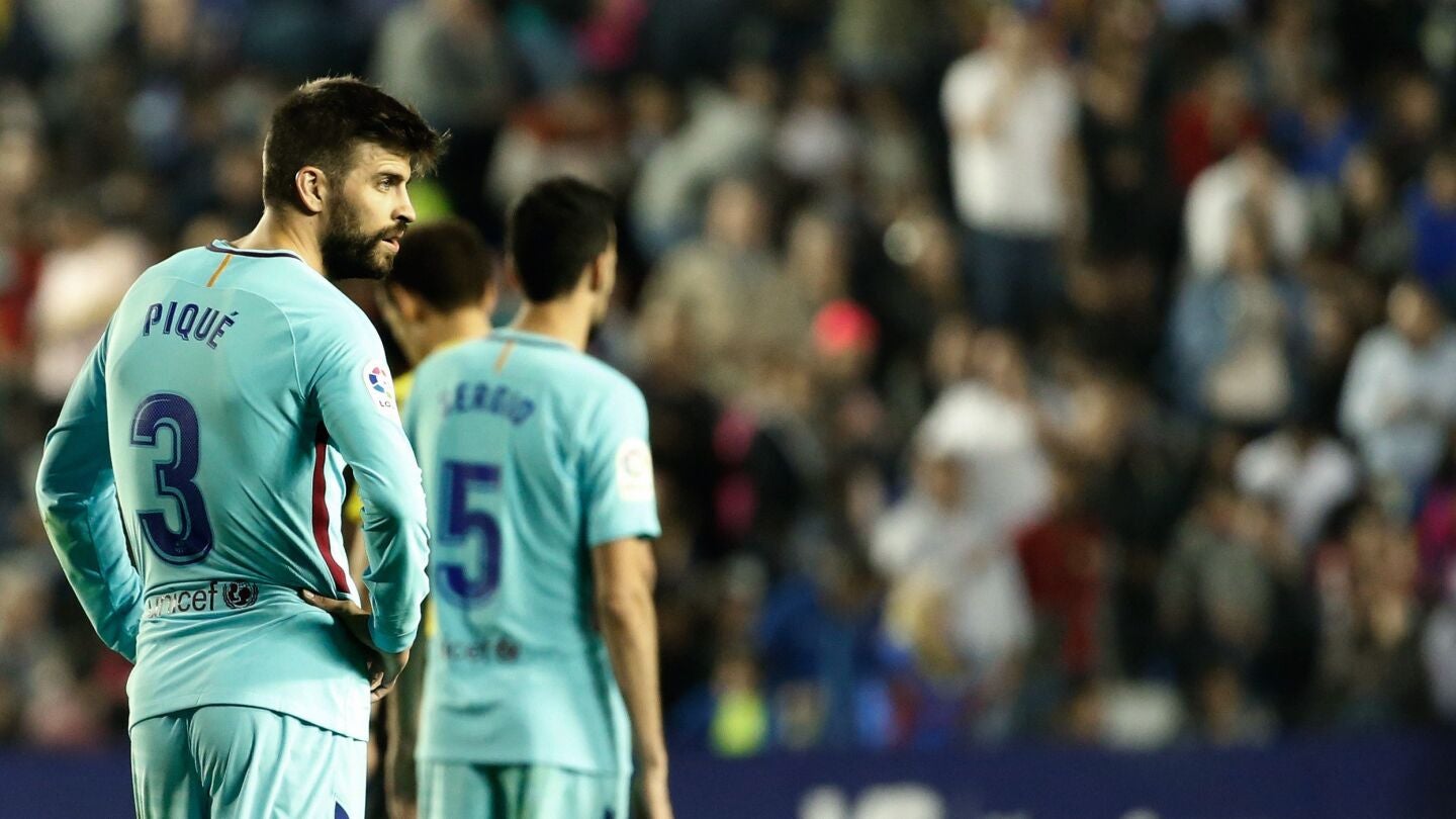 Los jugadores del Barcelona, serios tras la derrota