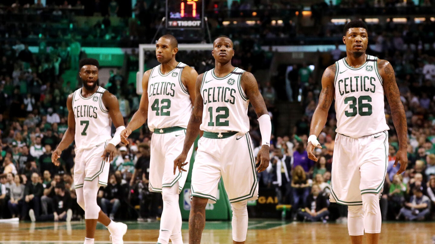 Los jugadores de los Celtics celebran la victoria