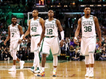 Los jugadores de los Celtics celebran la victoria Los jugadores de los Celtics celebran la victoria