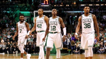 Los jugadores de los Celtics celebran la victoria