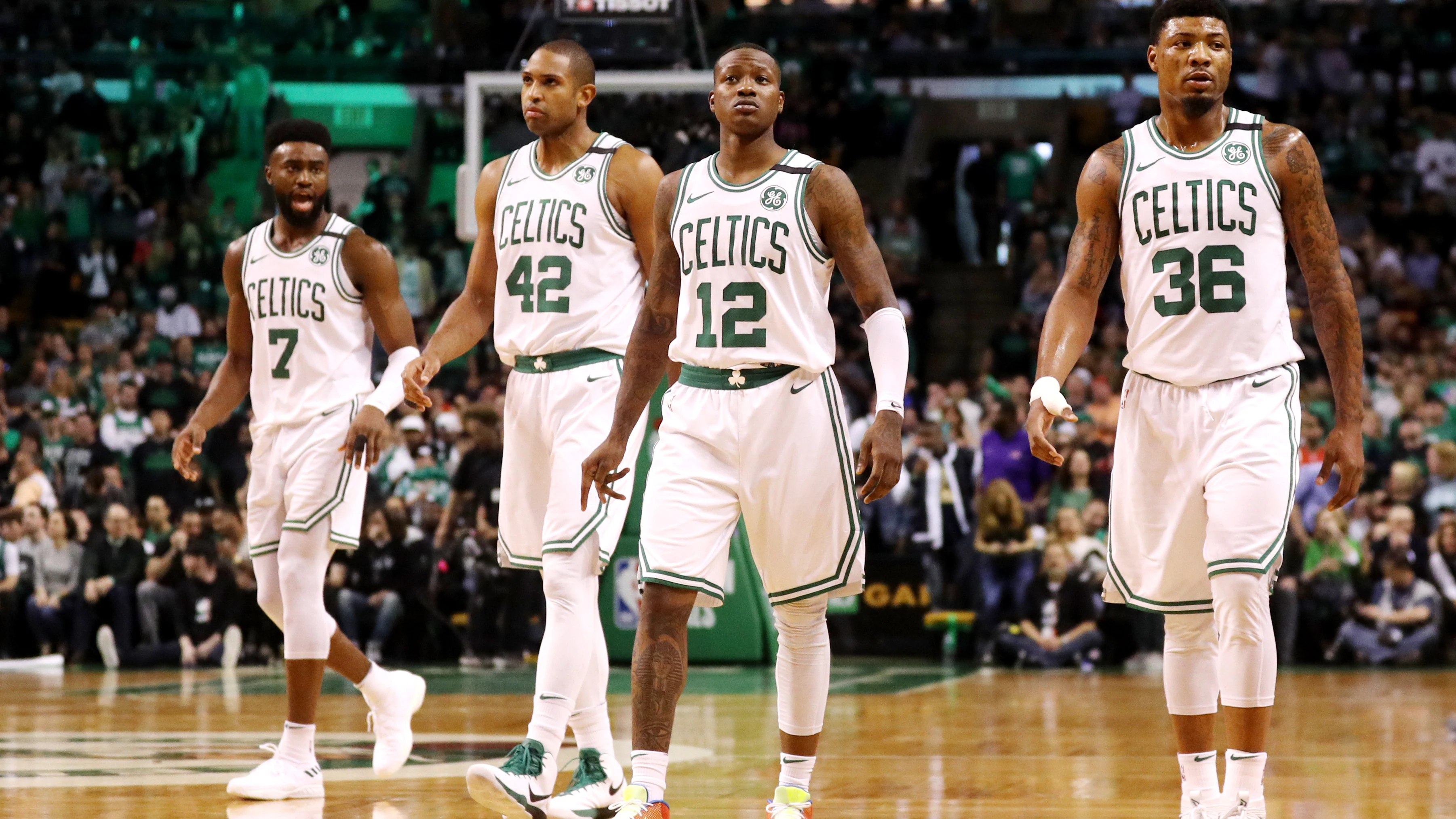 Los jugadores de los Celtics celebran la victoria