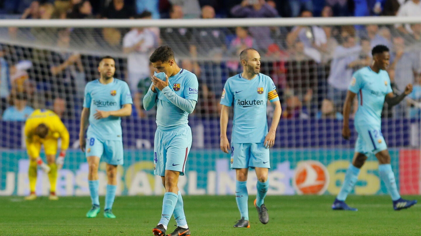 Los jugadores del Bar&ccedil;a, cabizbajos tras el gol