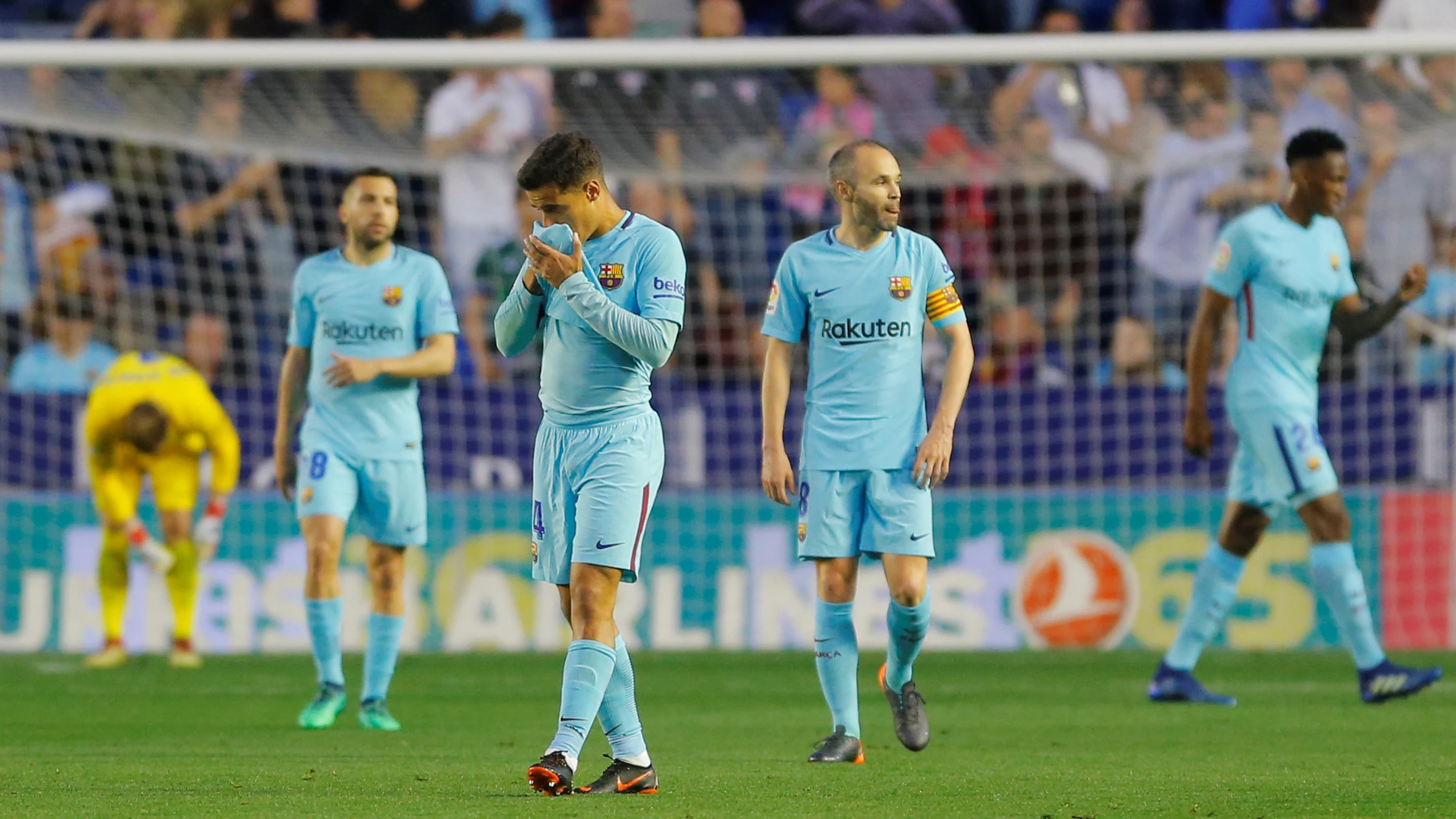 Los jugadores del Barça, cabizbajos tras el gol