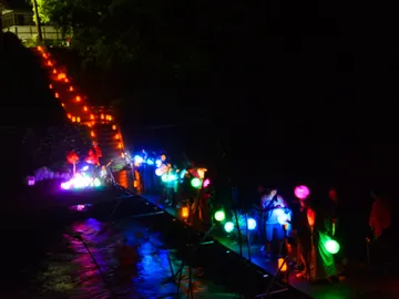 Río Yunishigawa yamahotaru, luciérnagas de montaña Río Yunishigawa yamahotaru, luciérnagas de montaña