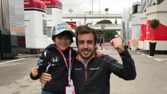 Fernando Alonso con Joaquín, su fan más incondicional en Montmeló Fernando Alonso con Joaquín, su fan más incondicional en Montmeló
