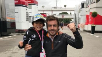 Fernando Alonso con Joaquín, su fan más incondicional en Montmeló