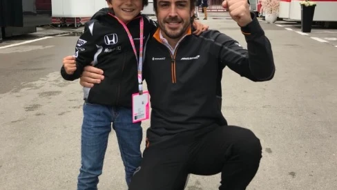 Fernando Alonso con Joaquín, su fan más incondicional en Montmeló