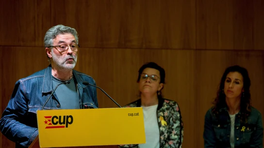 El diputado de la CUP en el Parlament, Carles Riera, interviene junto a la también diputada Natàlia Sánchez y la portavoz nacional de la formación Laia Estrada El diputado de la CUP en el Parlament, Carles Riera (i), interviene junto a la también diputada Natàlia Sánchez (c) y la portavoz nacional de la formación Laia Estrada (d)