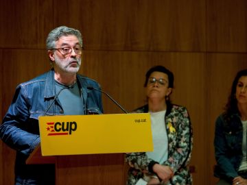 El diputado de la CUP en el Parlament, Carles Riera, interviene junto a la también diputada Natàlia Sánchez y la portavoz nacional de la formación Laia Estrada El diputado de la CUP en el Parlament, Carles Riera, interviene junto a la también diputada Natàlia Sánchez y la portavoz nacional de la formación Laia Estrada