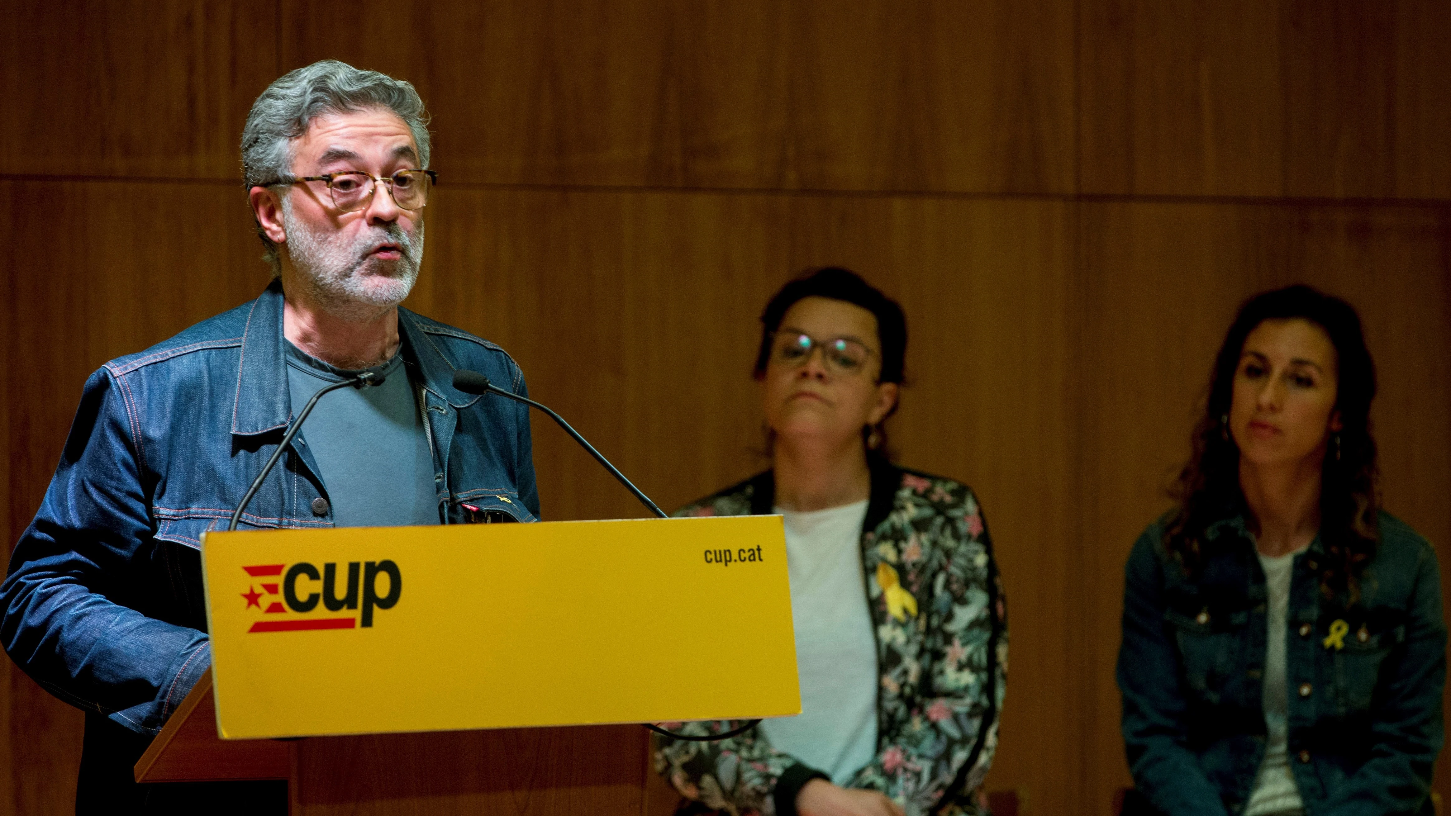 El diputado de la CUP en el Parlament, Carles Riera (i), interviene junto a la también diputada Natàlia Sánchez (c) y la portavoz nacional de la formación Laia Estrada (d)