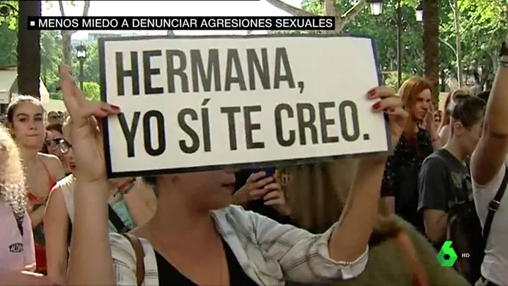 Pancarta de 'hermana, yo sí te creo' en una manifestación