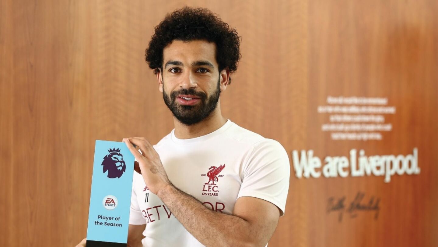 Mohamed Salah con el galard&oacute;n a mejor jugador de la Premier