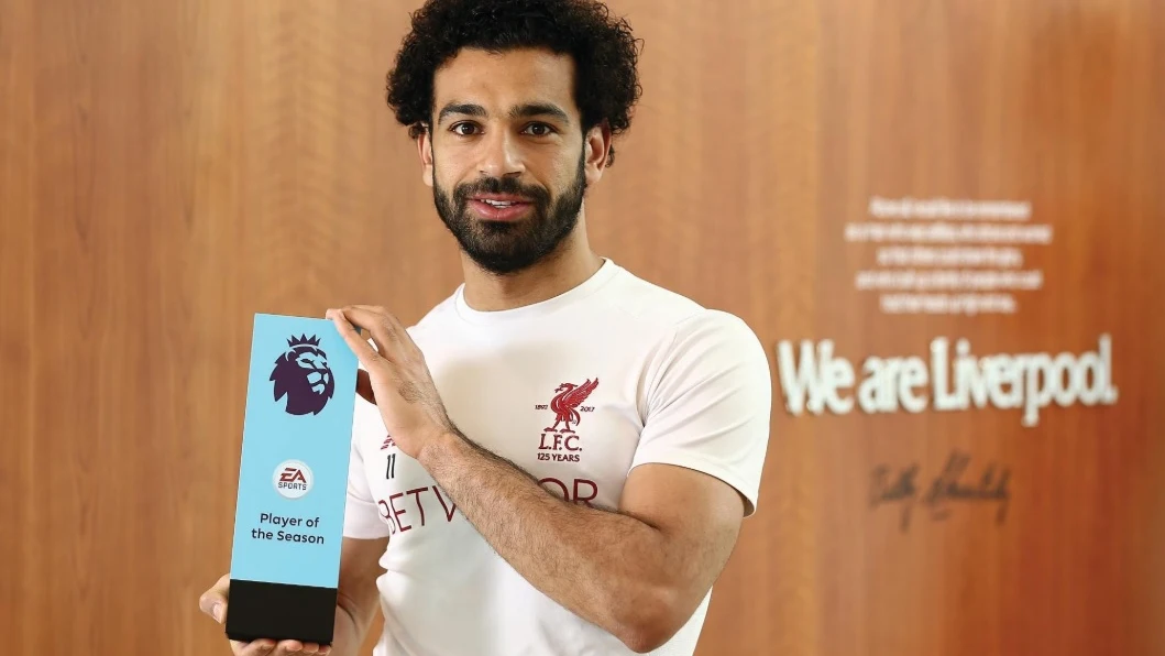 Mohamed Salah con el galardón a mejor jugador de la Premier