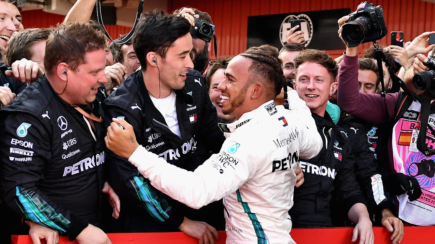 Hamilton celebra su victoria con los mecánicos Hamilton celebra su victoria con los mecánicos