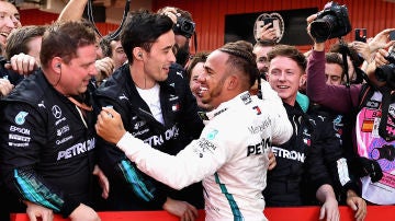 Hamilton celebra su victoria con los mecánicos