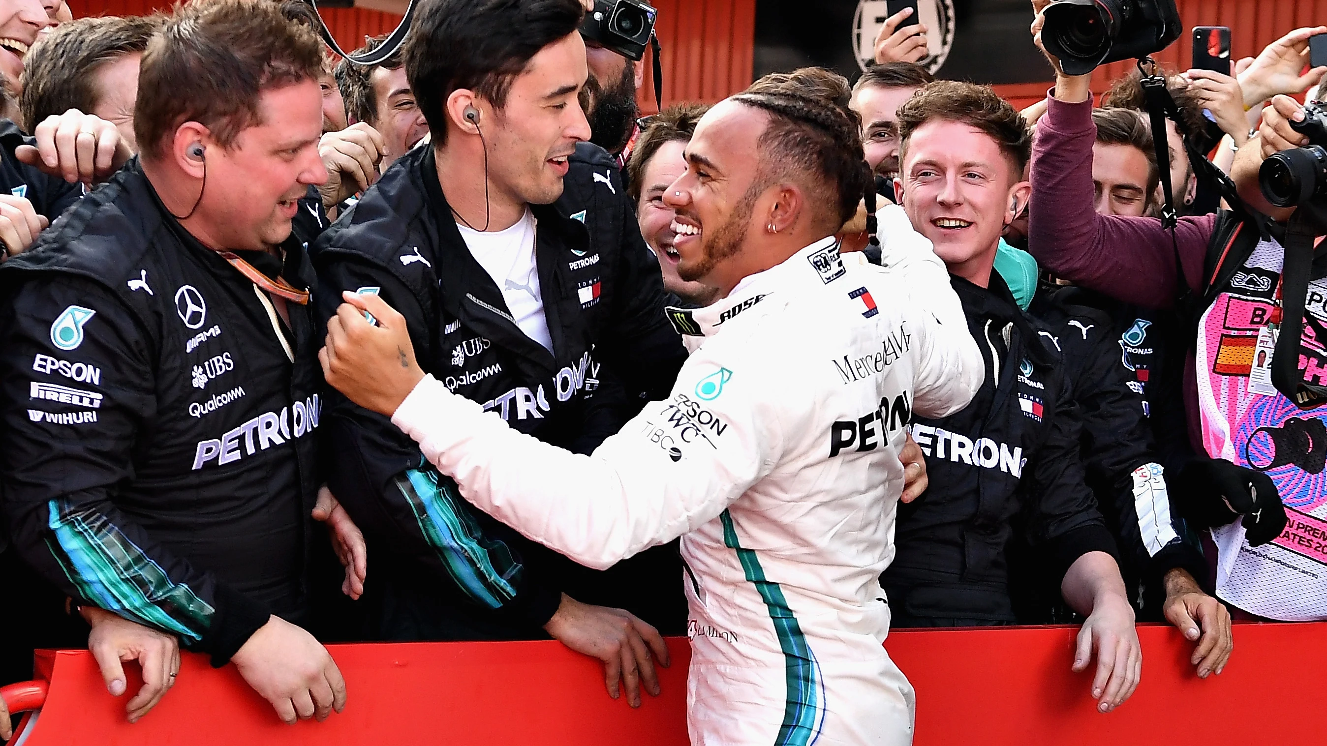 Hamilton celebra su victoria con los mecánicos