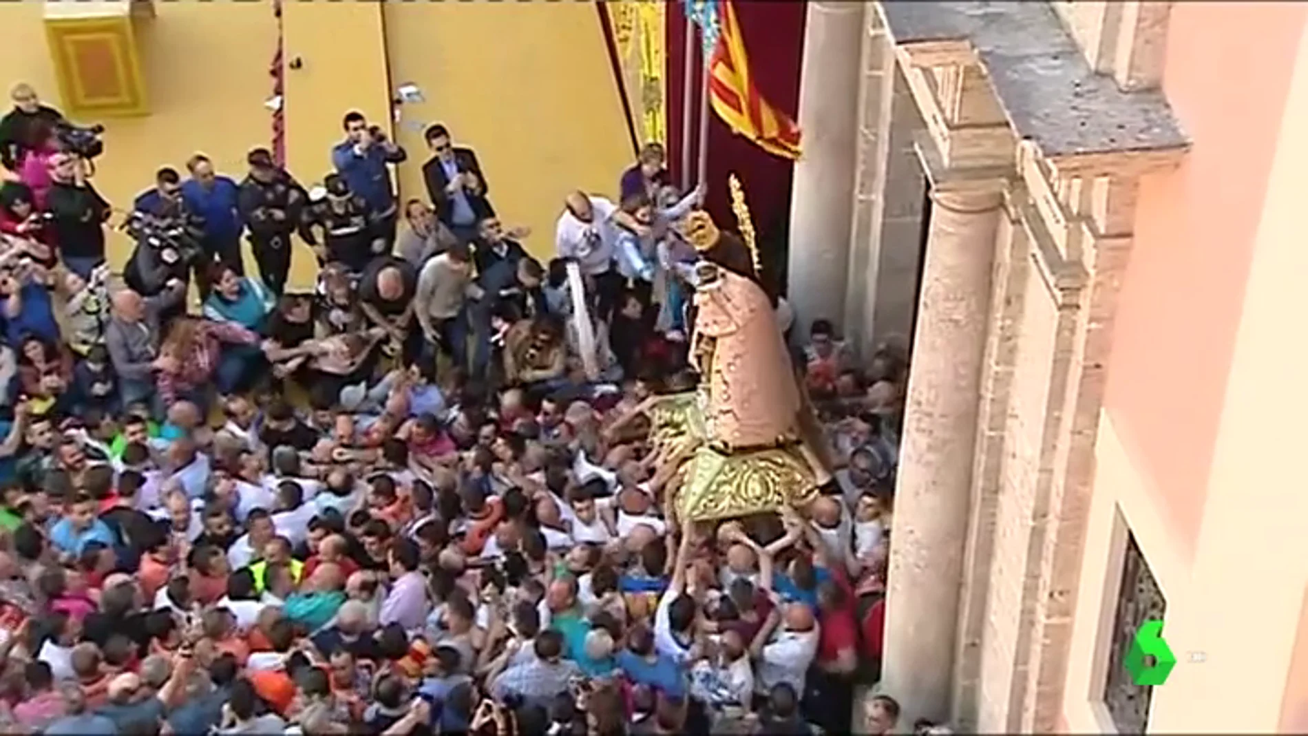 Miles de valencianos han participado en el traslado de la Virgen de los Desamparados