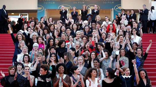 82 mujeres toman la alfombra roja para exigir mejores condiciones laborales en la industria del 82 mujeres toman la alfombra roja para exigir mejores condiciones laborales en la industria del