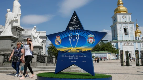 El centro de Kiev, engalanado con el logo de la final de Champions El centro de Kiev, engalanado con el logo de la final de Champions