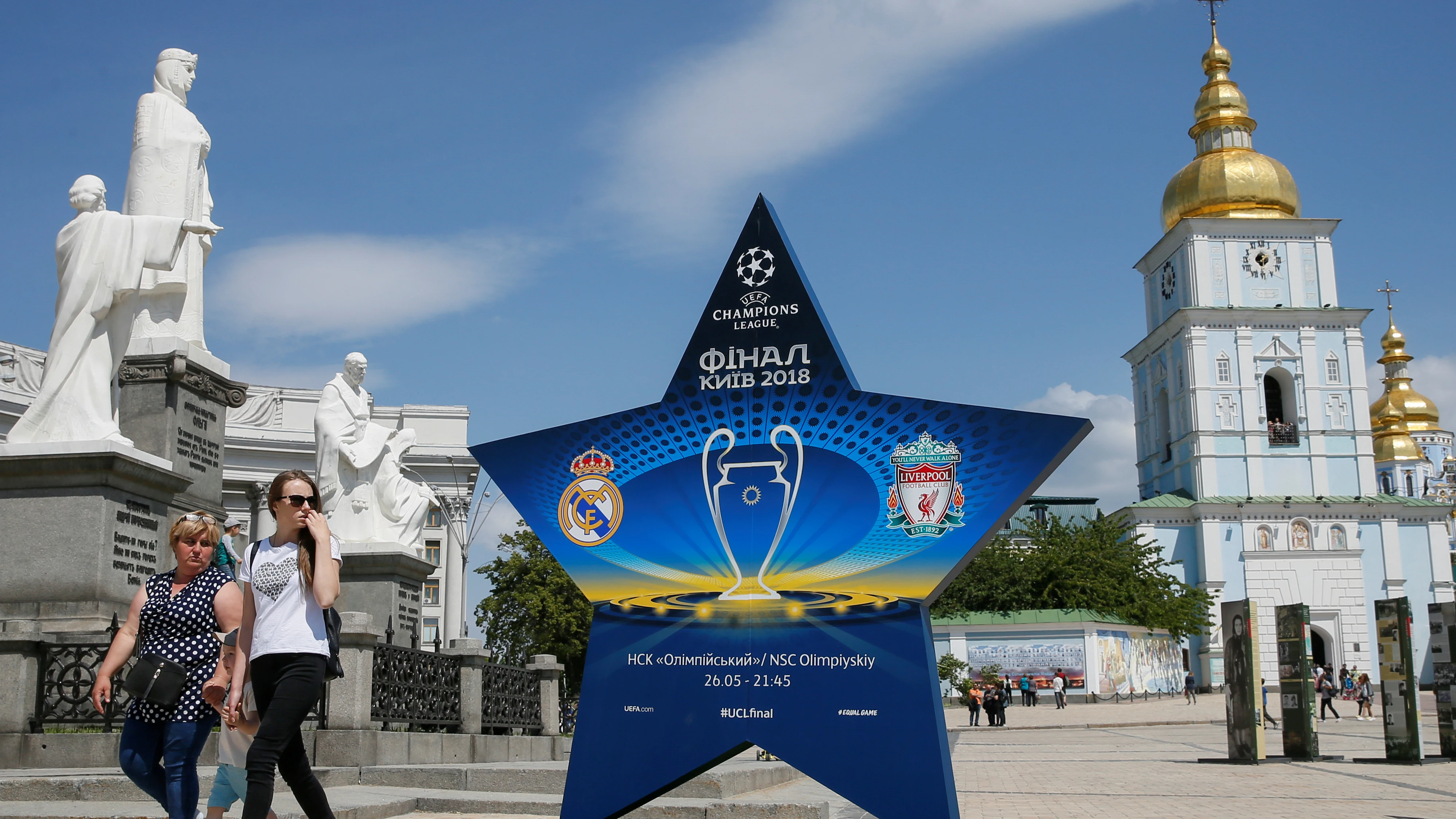 El centro de Kiev, engalanado con el logo de la final de Champions