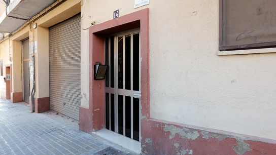 Un hombre matan a cuchilladas a su madre e intenta degollar a su padrastro Un hombre matan a cuchilladas a su madre e intenta degollar a su padrastro en Valencia