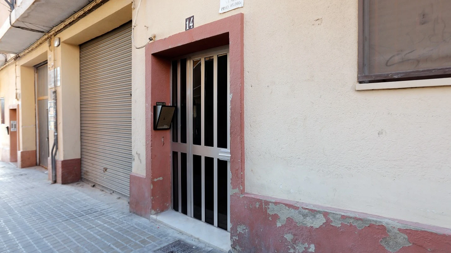 Un hombre matan a cuchilladas a su madre e intenta degollar a su padrastro Un hombre matan a cuchilladas a su madre e intenta degollar a su padrastro en Valencia