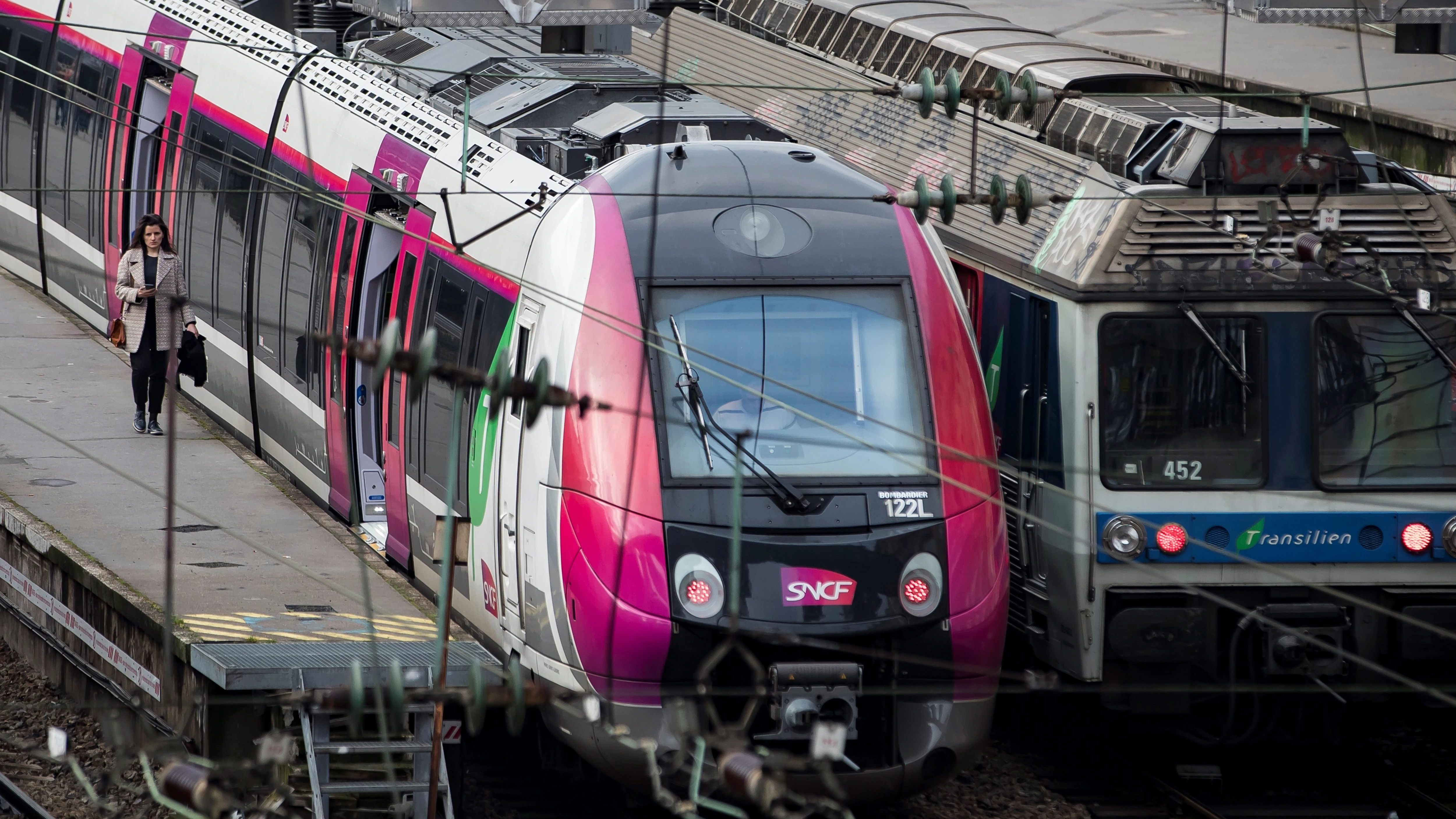 Una pasajera camina por un andén de la estación de ferrocarril de Gare Saint Lazare durante una nueva jornada de huelga en París