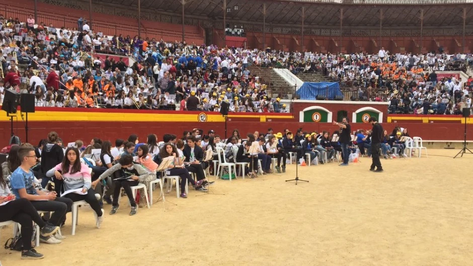 Los alumnos que han tocado en la plaza de toros de Valencia