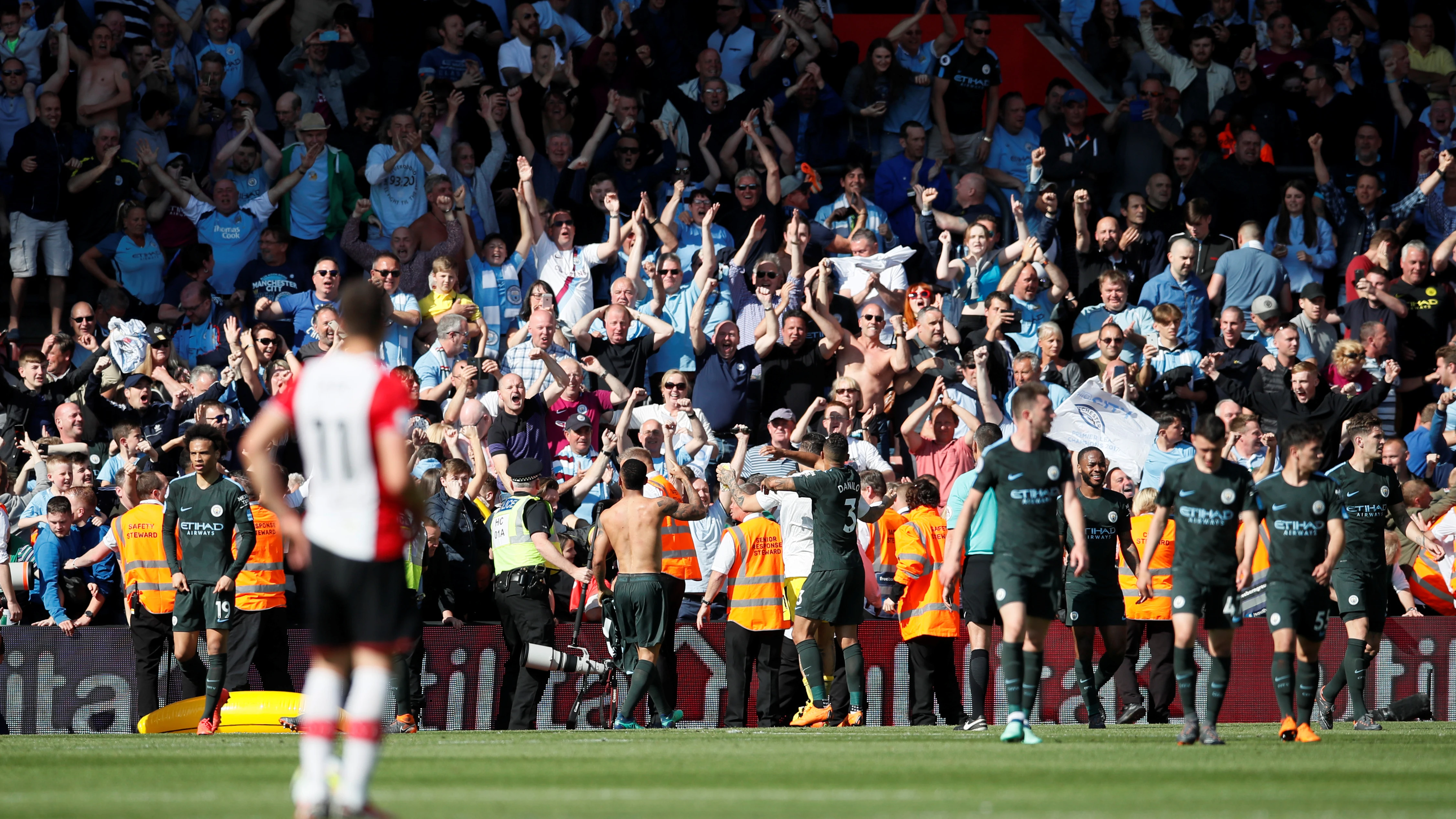 Los jugadores del Manchester City celebran el gol de Gabriel Jesus