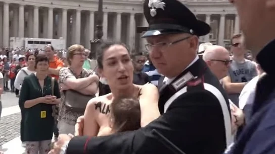 Detienen a una activista de Femen en el Vaticano Detienen a una activista de Femen en el Vaticano