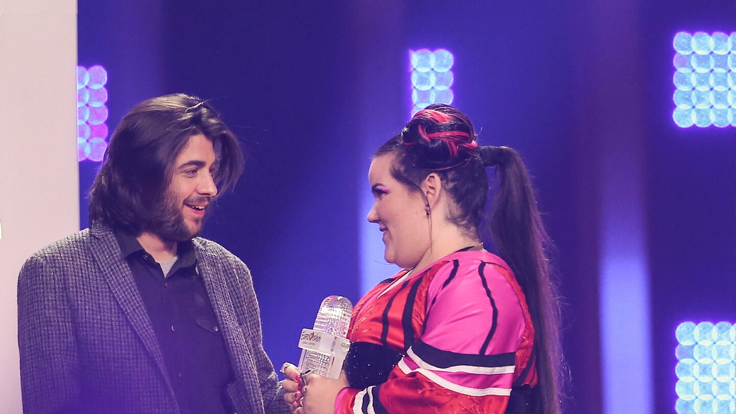 Sobral entrega el trofeo de Eurovisi&oacute;n a Netta