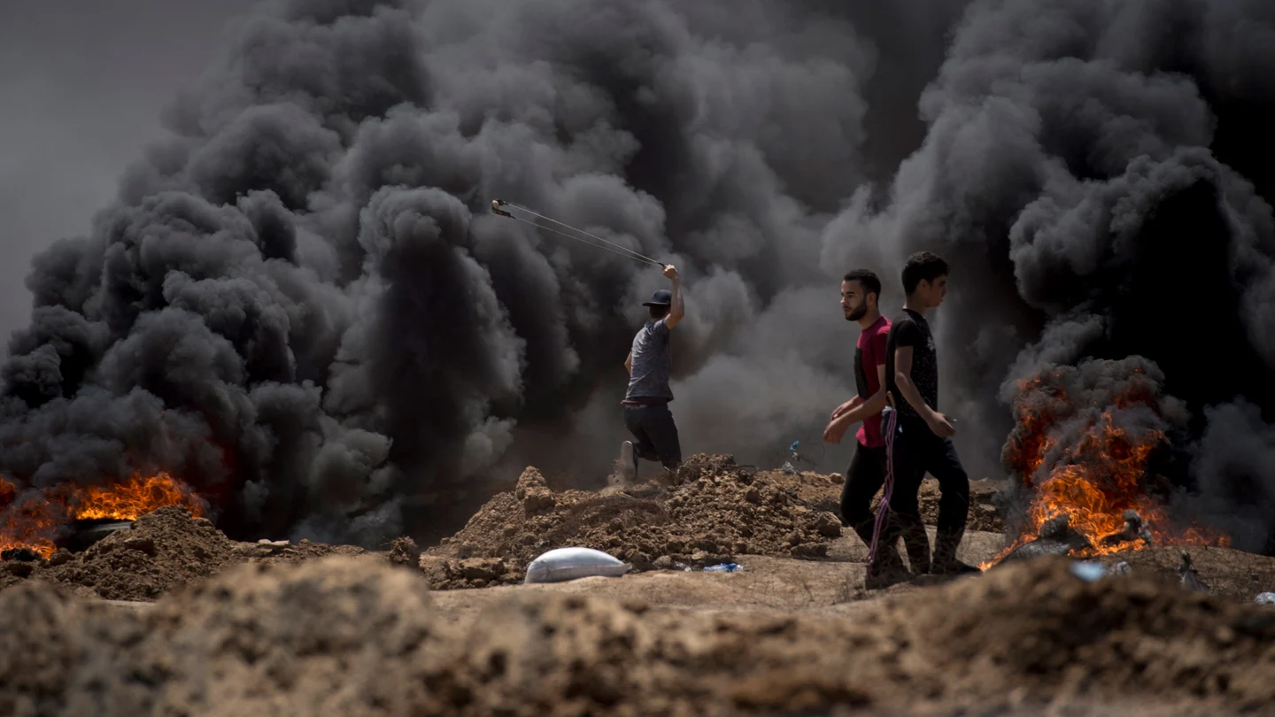 Manifestantes palestinos durante las protestas en la frontera entre Gaza e Israel Manifestantes palestinos durante las protestas en la frontera entre Gaza e Israel
