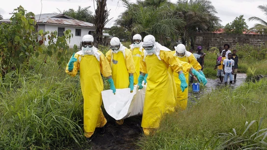 Enfermeros trasladas el cuerpo de una supuesta víctima del virus ébola en un área a las afueras de Monrovia (Liberia) Enfermeros trasladas el cuerpo de una supuesta víctima del virus ébola en un área a las afueras de Monrovia (Liberia)