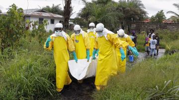 Enfermeros trasladas el cuerpo de una supuesta víctima del virus ébola en un área a las afueras de Monrovia (Liberia)