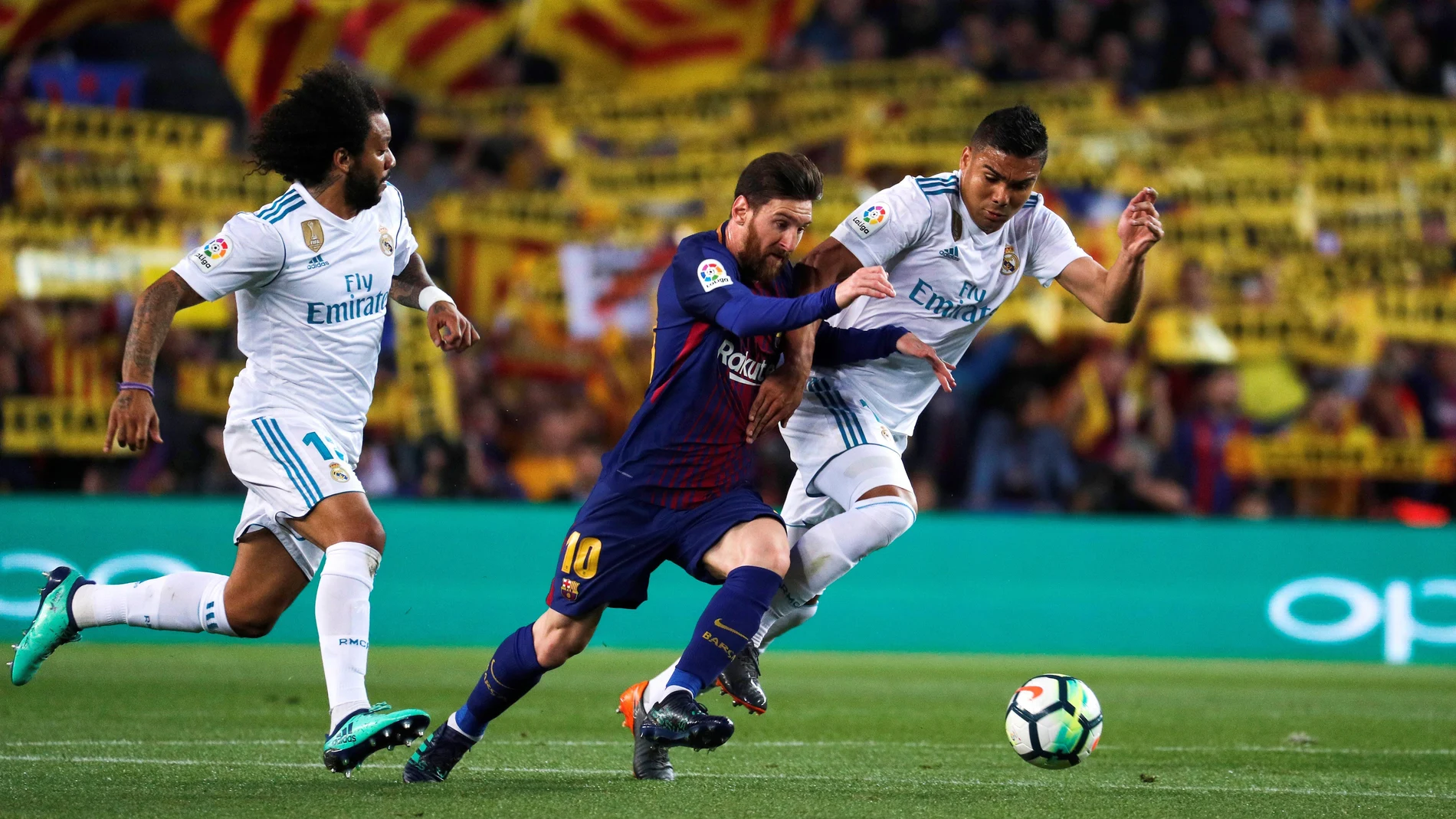 Leo Messi lucha por un balón con Casemiro durante el último Clásico
