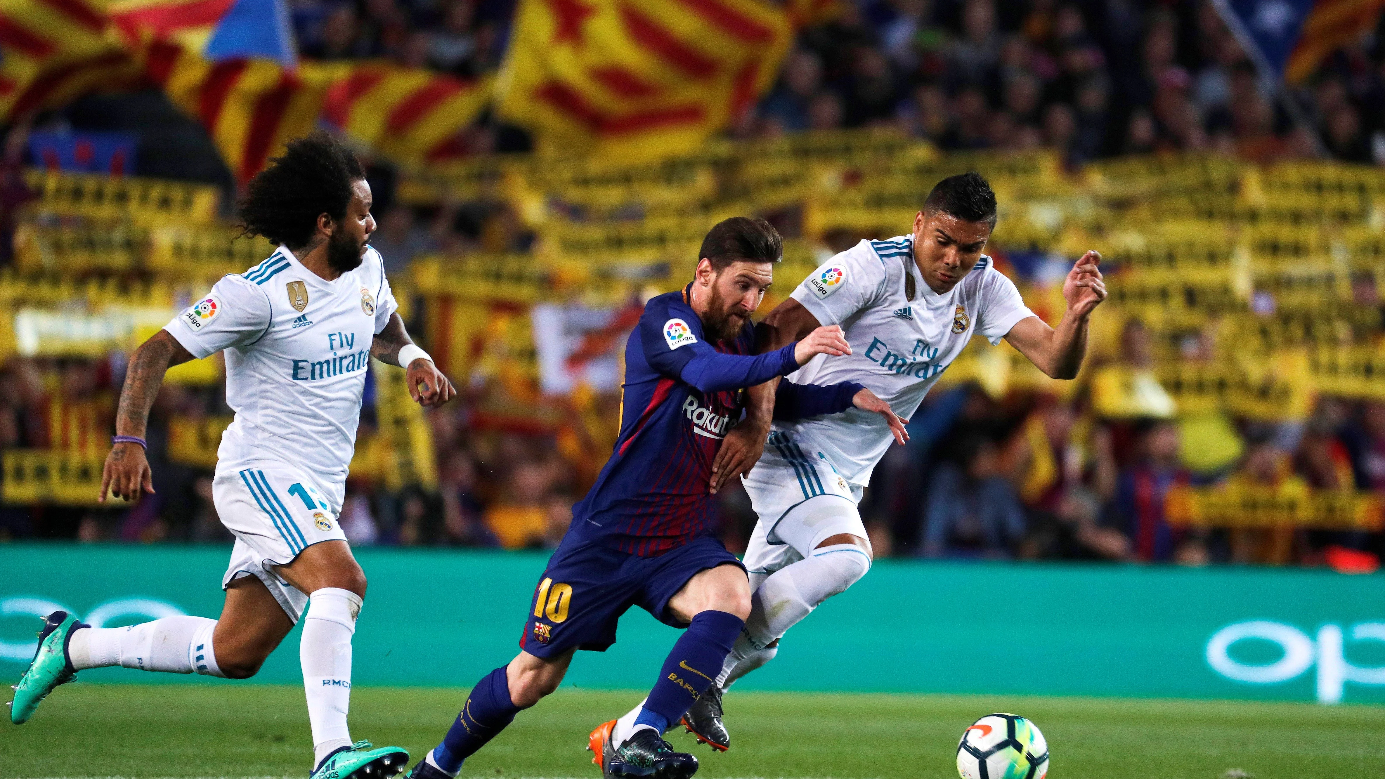 Leo Messi lucha por un balón con Casemiro durante el último Clásico